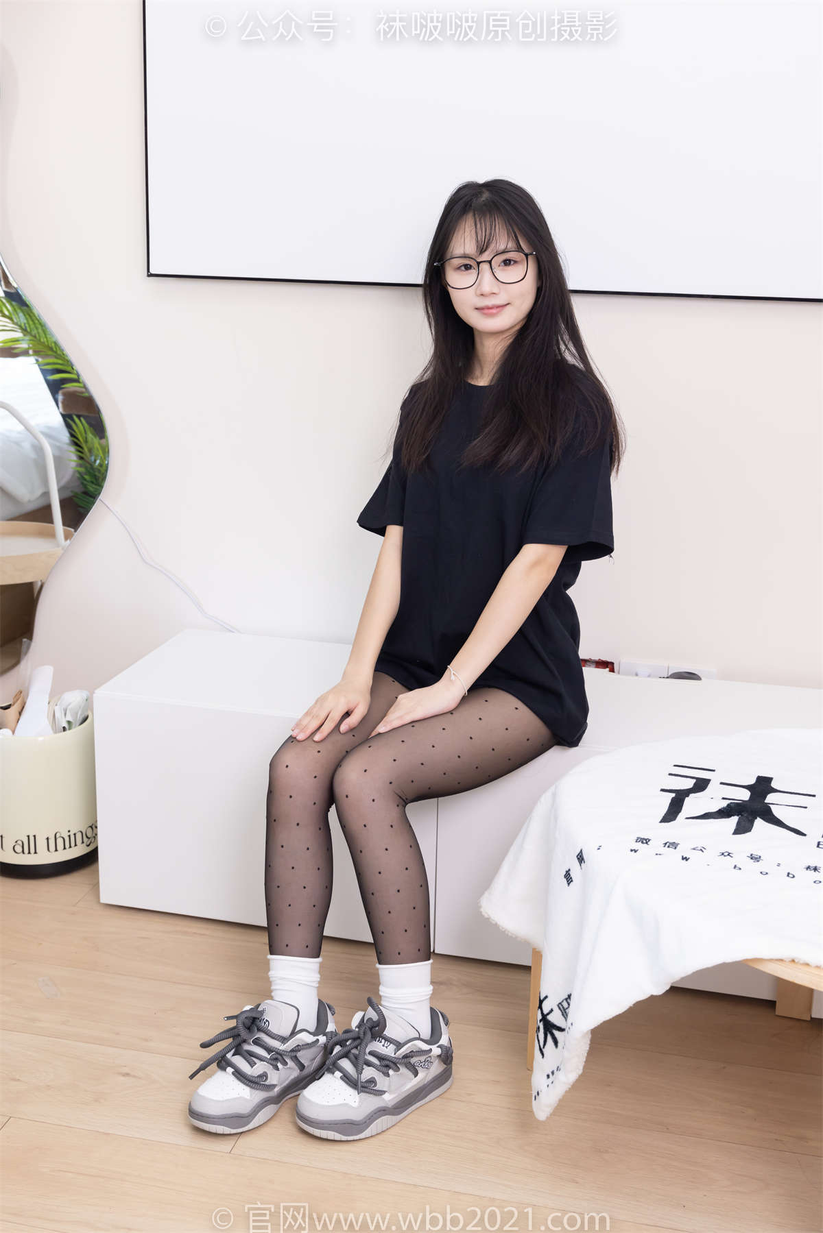 图片[2]-袜啵啵 No.418 甜甜圈-板鞋、白棉袜、波点黑丝（脚尖透明款）花絮版-日更街拍