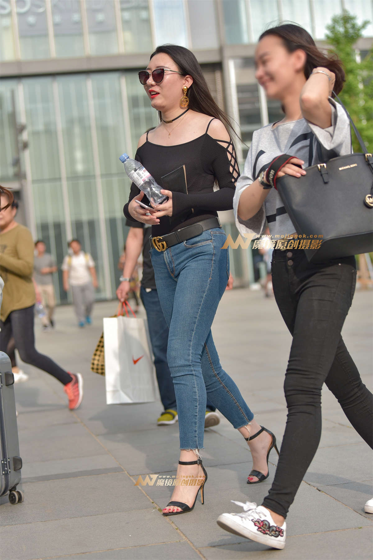 时尚紧身仔裤女郎-日更街拍