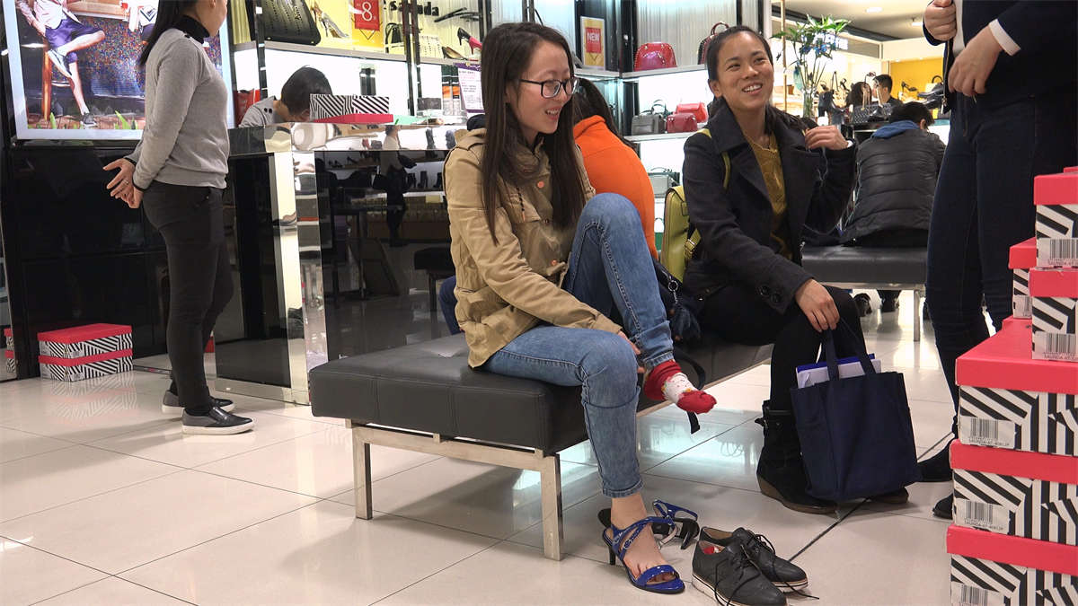 试鞋的牛仔裤眼镜妹-日更街拍