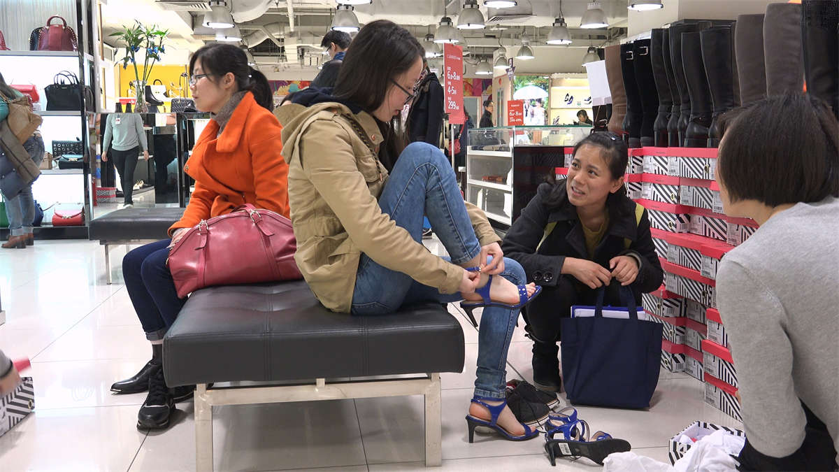 图片[2]-试鞋的牛仔裤眼镜妹-日更街拍