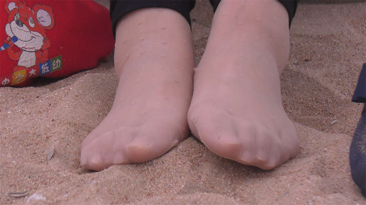 图片[2]-沙滩上的肉丝美足-日更街拍