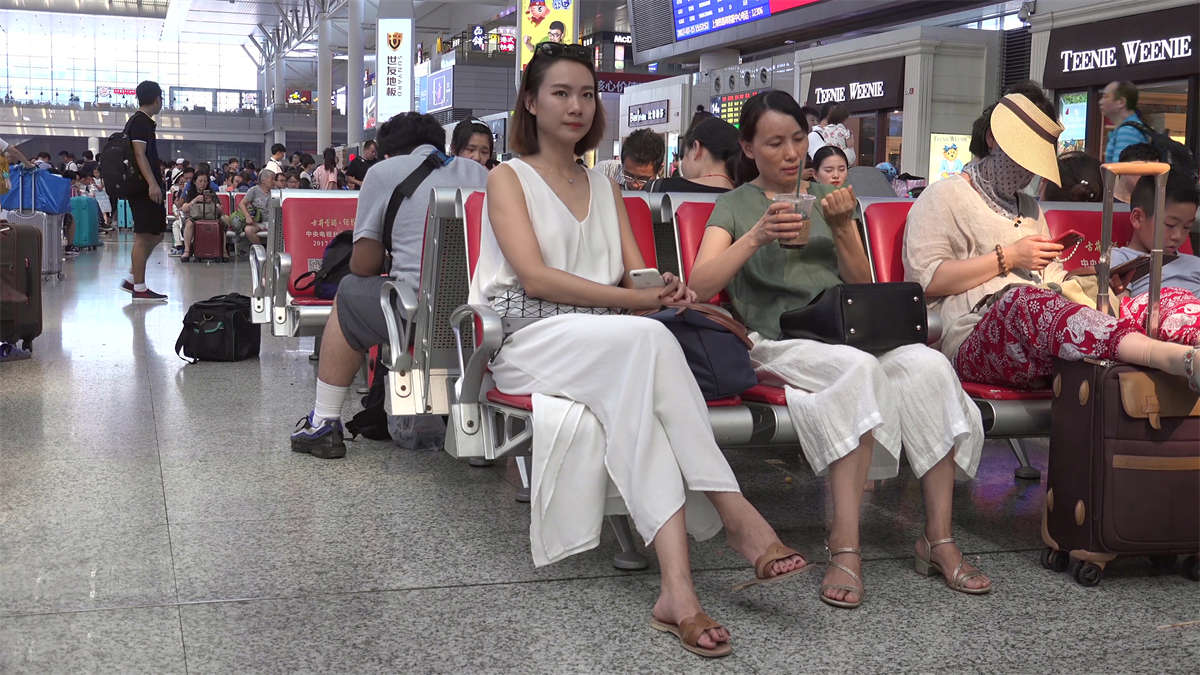 图片[2]-雪肌细腻明星脸，艳趾纤足难以抗拒的美人风采-日更街拍