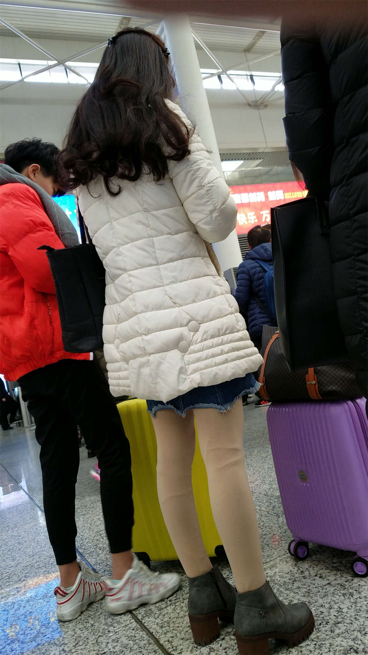 图片[2]-[4K高清视频]高铁站拍摄丝袜细腿牛仔短裙漂亮长发美女-日更街拍