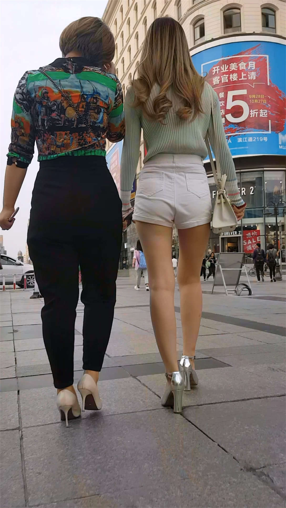 图片[2]-极品高挑热裤高跟鞋性感美女-日更街拍