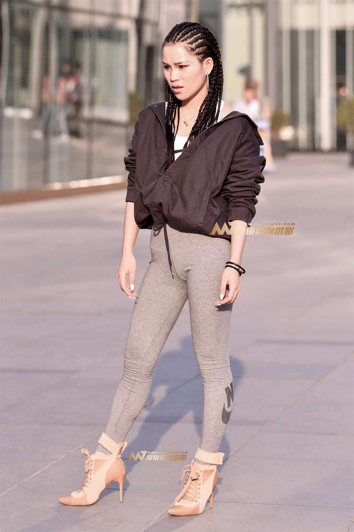 左手倒影赛帖：灰色紧裤美臀性感迷人-日更街拍