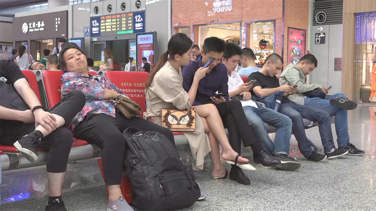 图片[2]-候车室里的裸足美女展示美脚-日更街拍