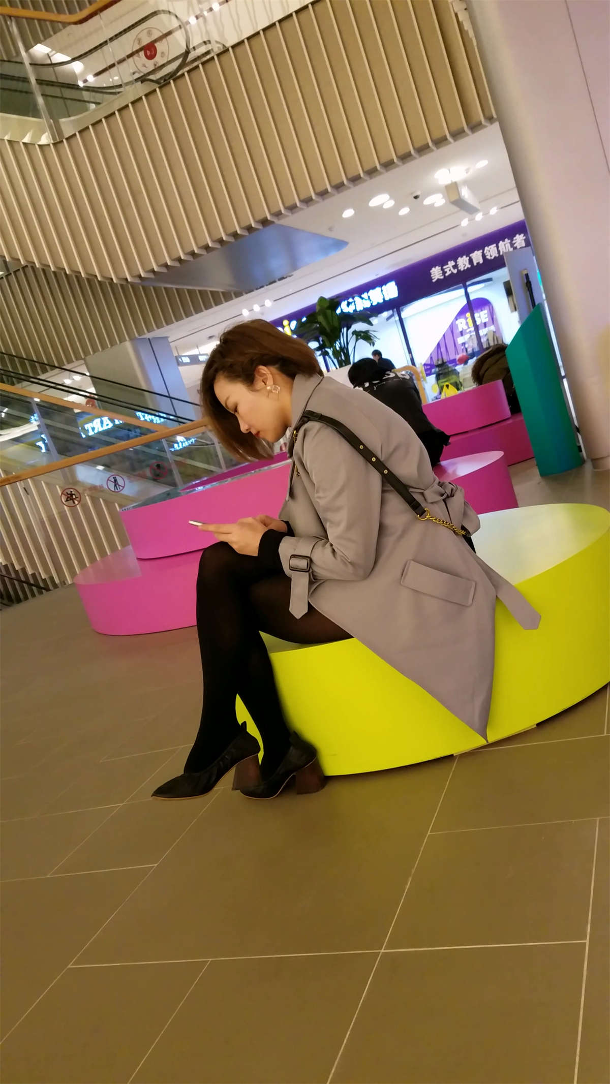 图片[2]-玩手机的黑色丝袜极品长腿短发美女-日更街拍