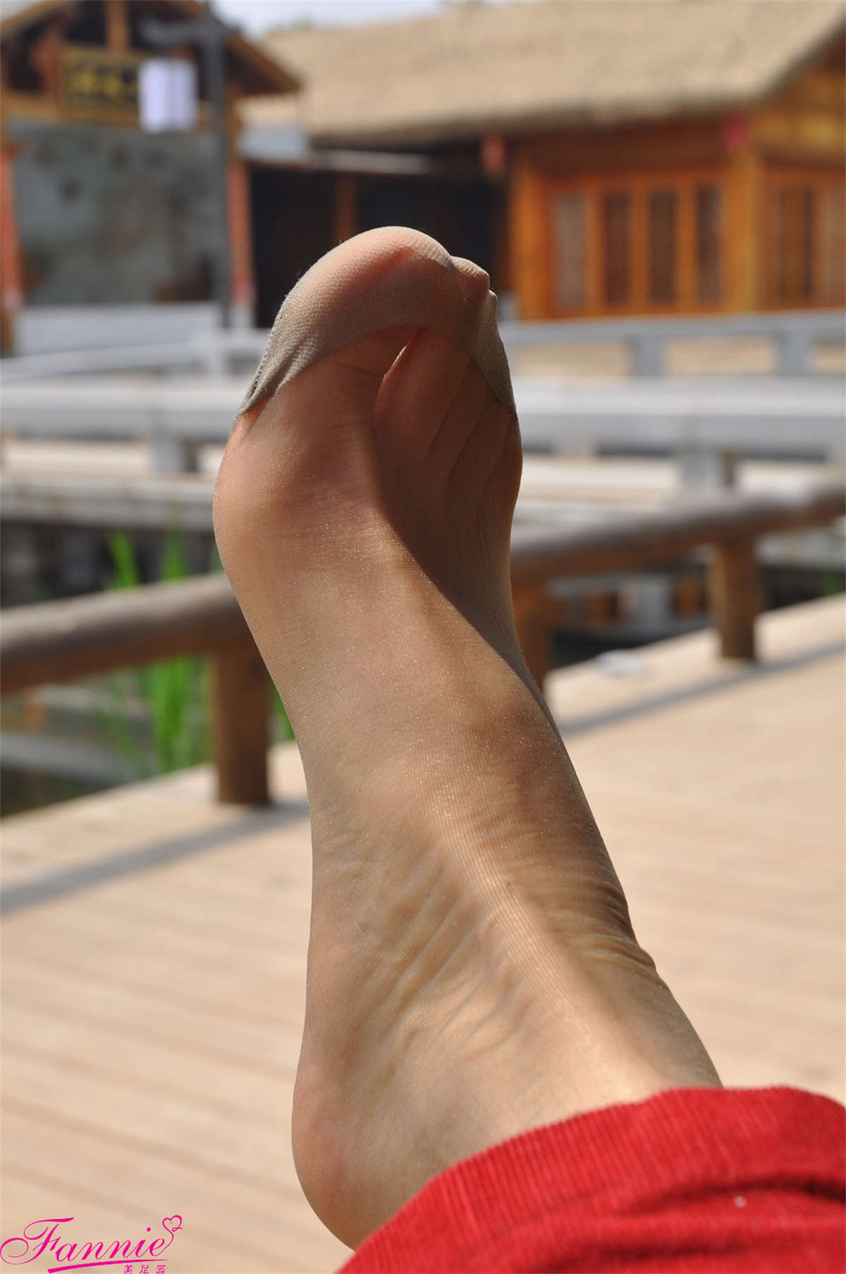 Fannie芬妮美足园NO.598 田园幽居（短灰丝）-日更街拍