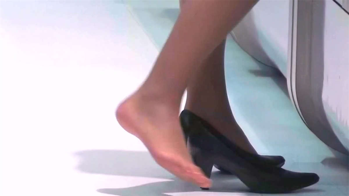 图片[2]-商场里面的OL肉丝脚-日更街拍