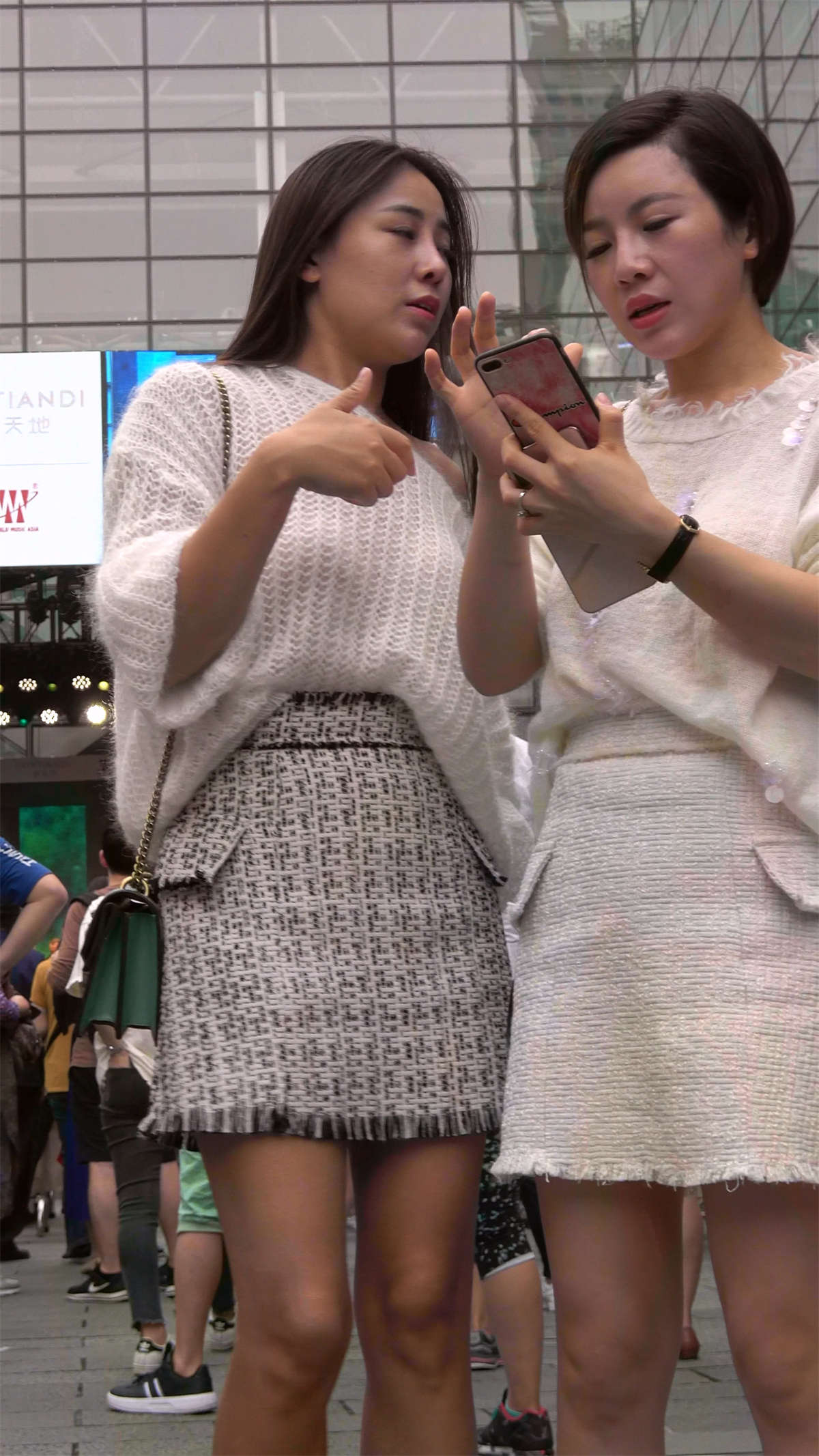 图片[2]-街拍美女姐妹花-日更街拍