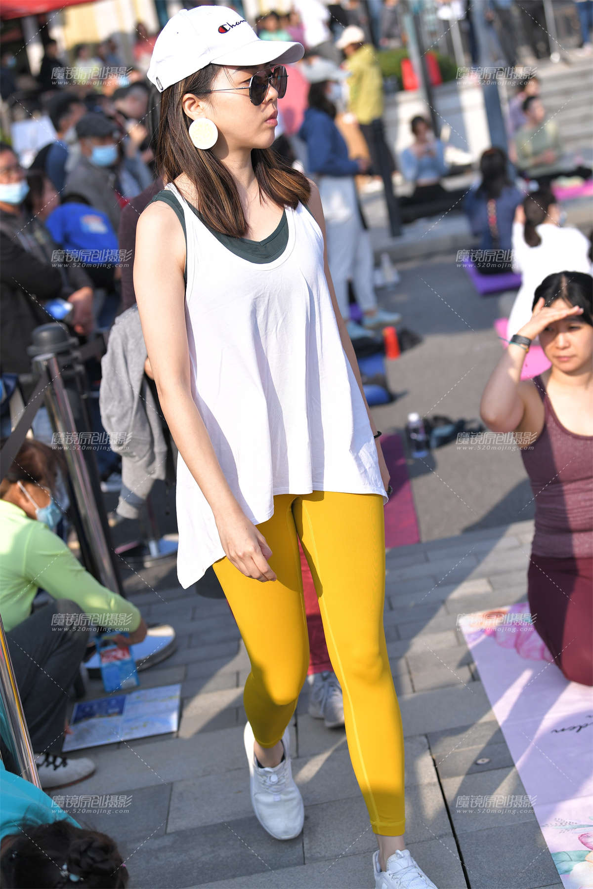 图片[2]-亮眼的黄色紧身裤-日更街拍