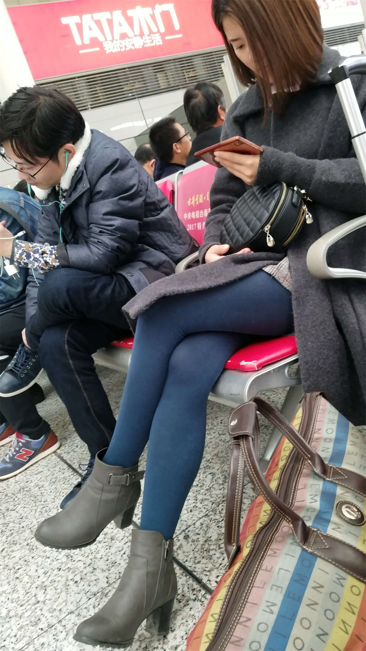 [4K高清视频]高铁站拍摄蓝色打底丝袜裤短发少妇极品长腿-日更街拍