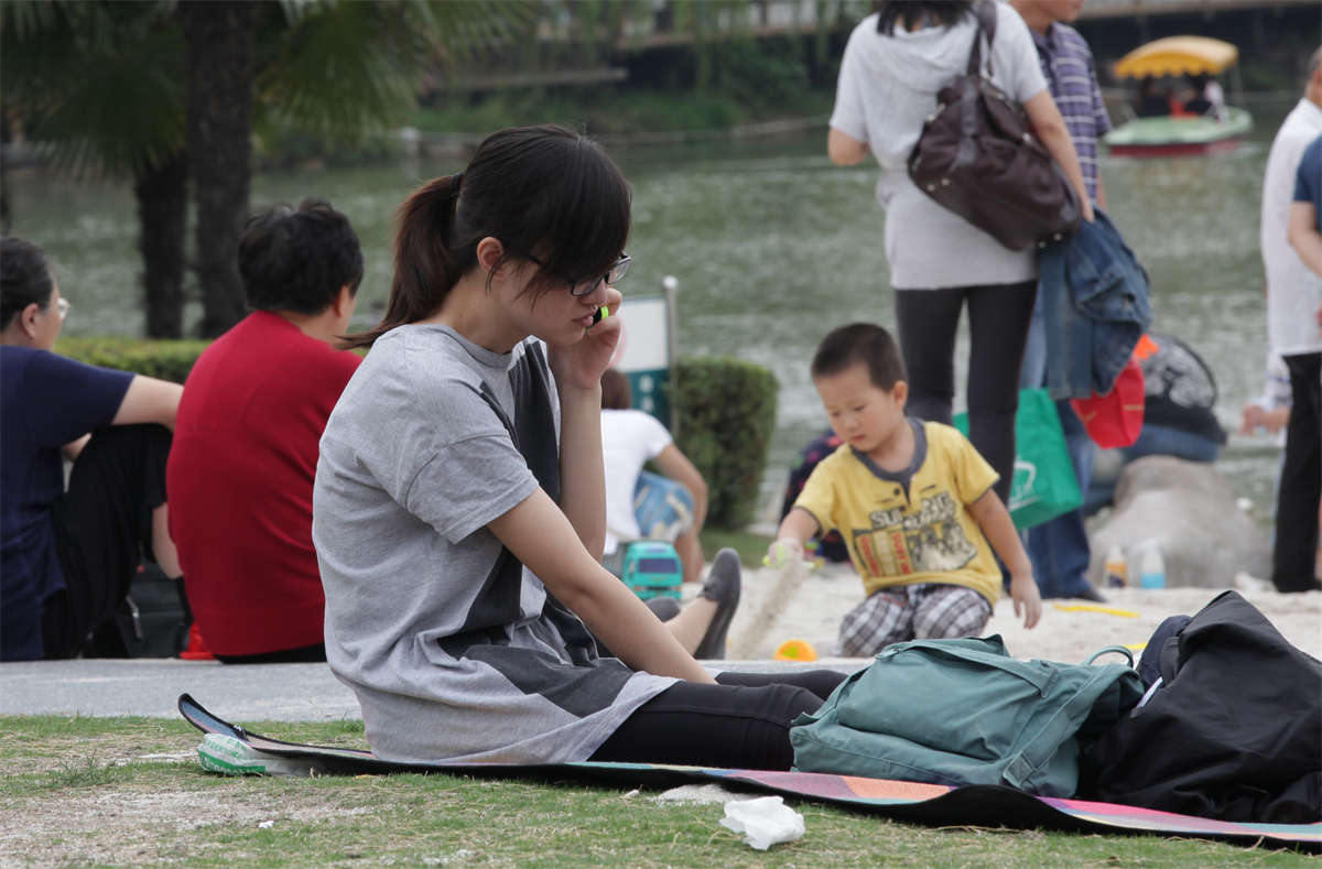 图片[2]-踏青公园街拍系列No.121 细长的叠趾美足，藏着腋着也是要被拍的-日更街拍