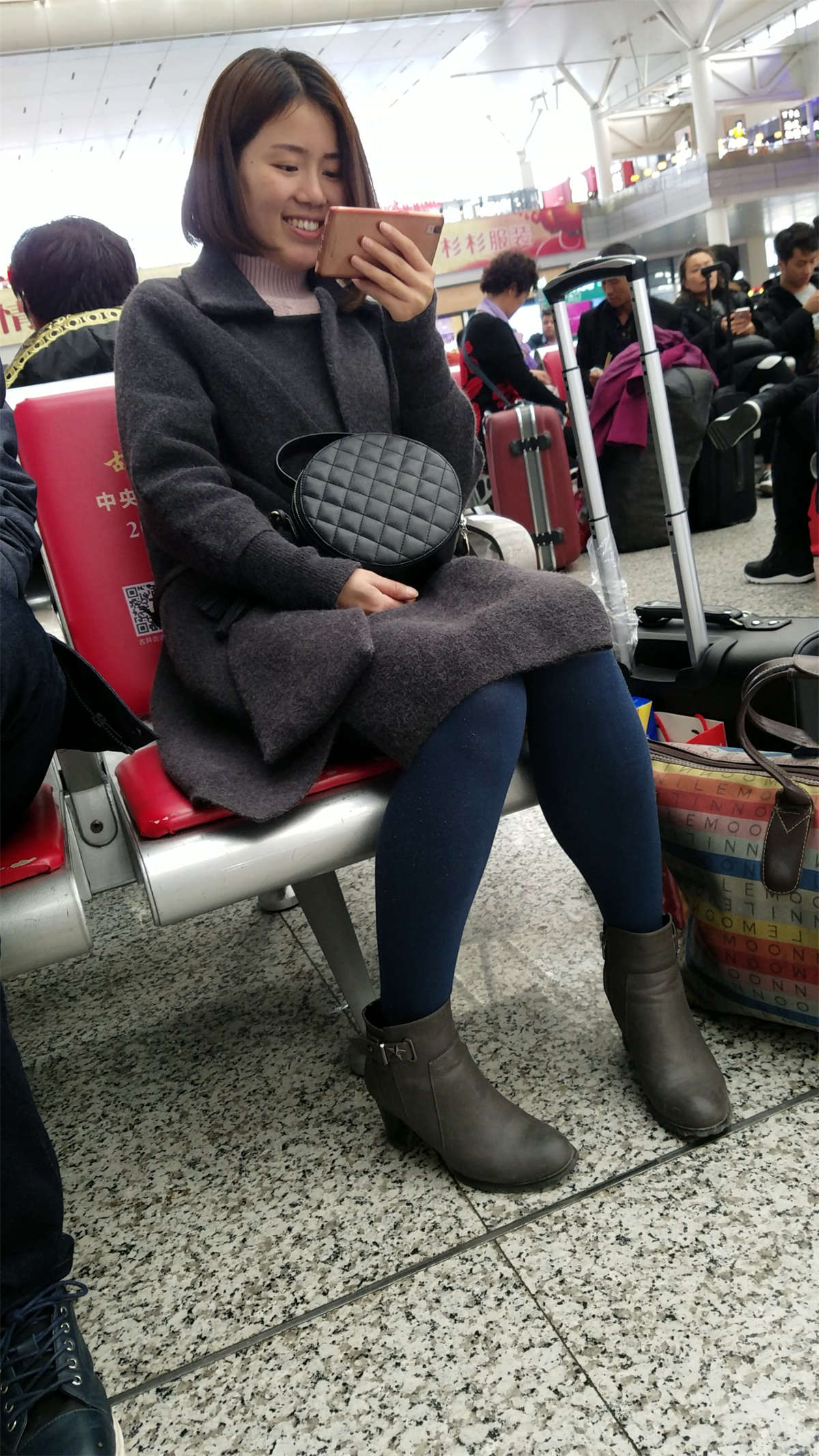 图片[2]-[4K高清视频]高铁站拍摄蓝色打底丝袜裤短发少妇极品长腿-日更街拍