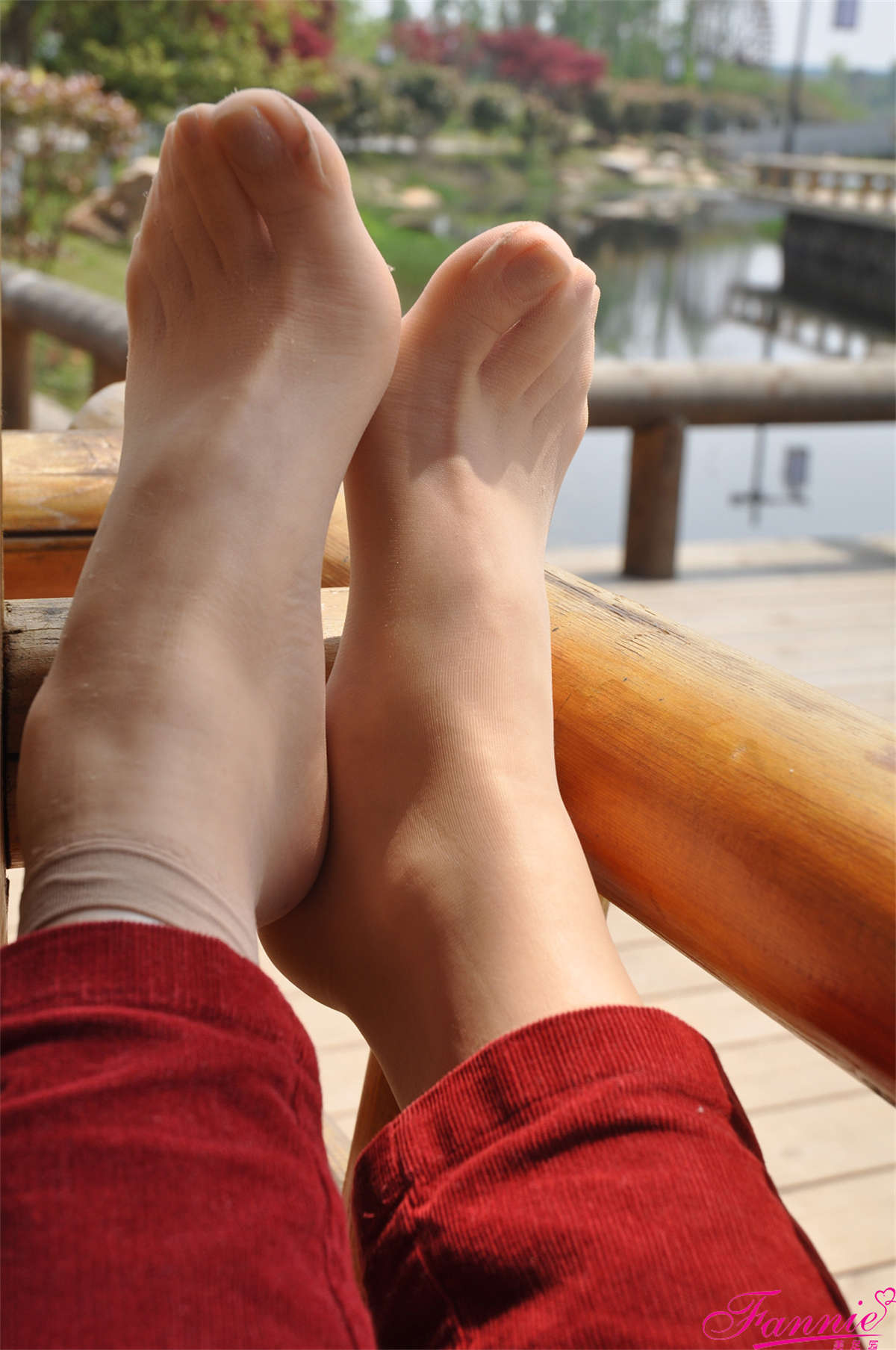 图片[2]-Fannie芬妮美足园NO.599 田园幽居（短肉丝）-日更街拍