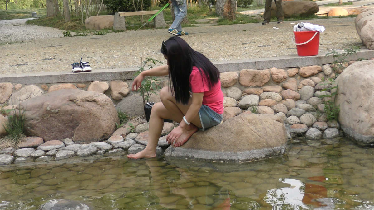 图片[2]-小美女在河边玩水-日更街拍