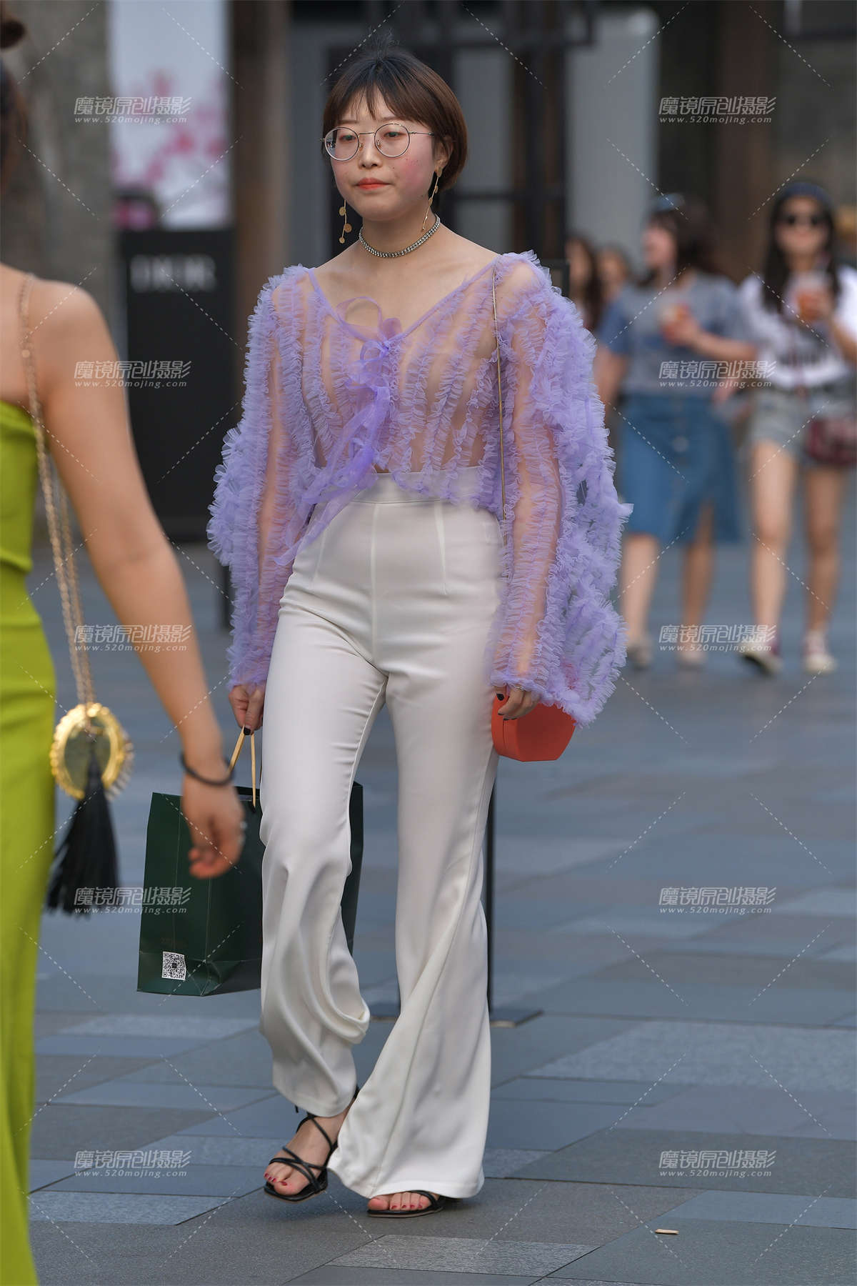 【视觉冲击赛贴】诱惑V领薄纱衣，干练白裤短发-日更街拍