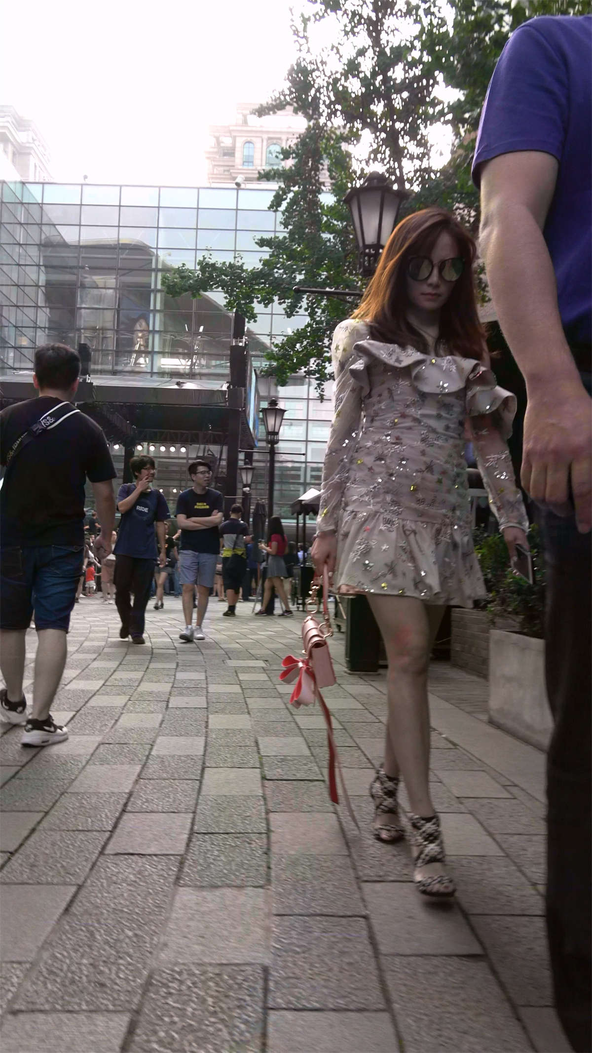 连衣裙高跟美女-日更街拍