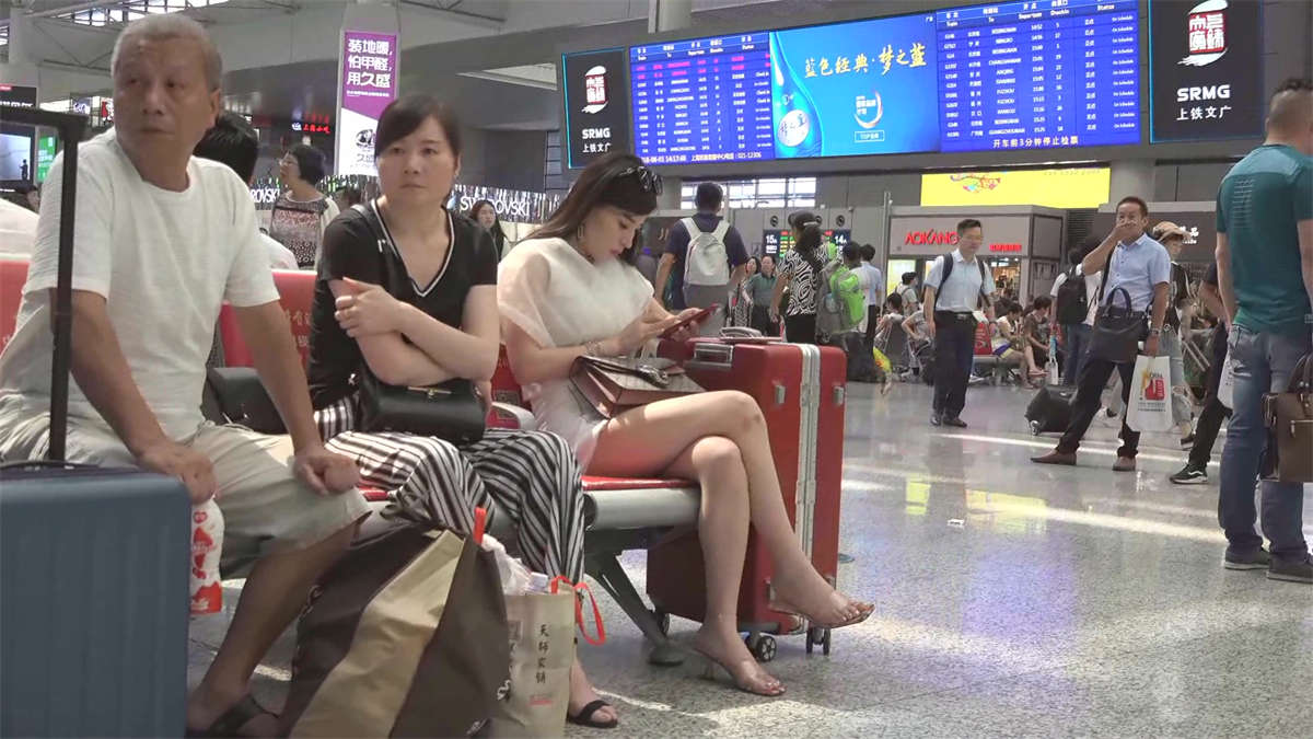 图片[2]-在机场有着一双完美美脚的气质美女小姐姐-日更街拍