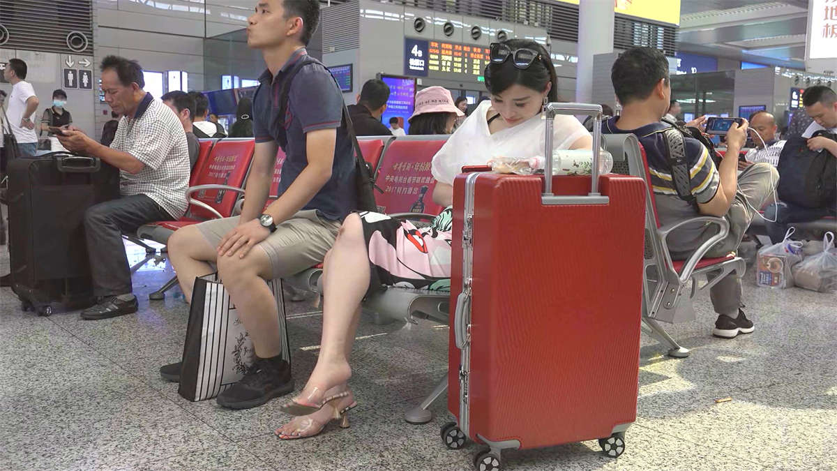 在机场有着一双完美美脚的气质美女小姐姐-日更街拍