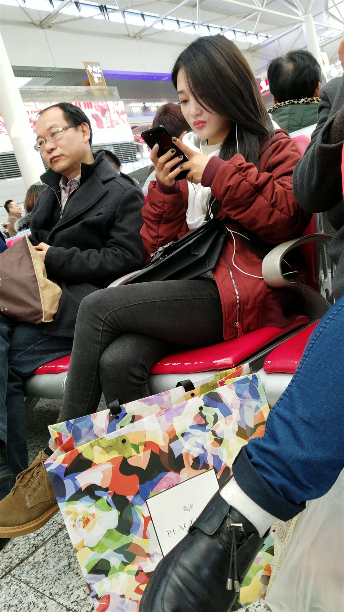 图片[2]-[4K高清视频]高铁站拍摄紧身牛仔裤长发漂亮美女-日更街拍