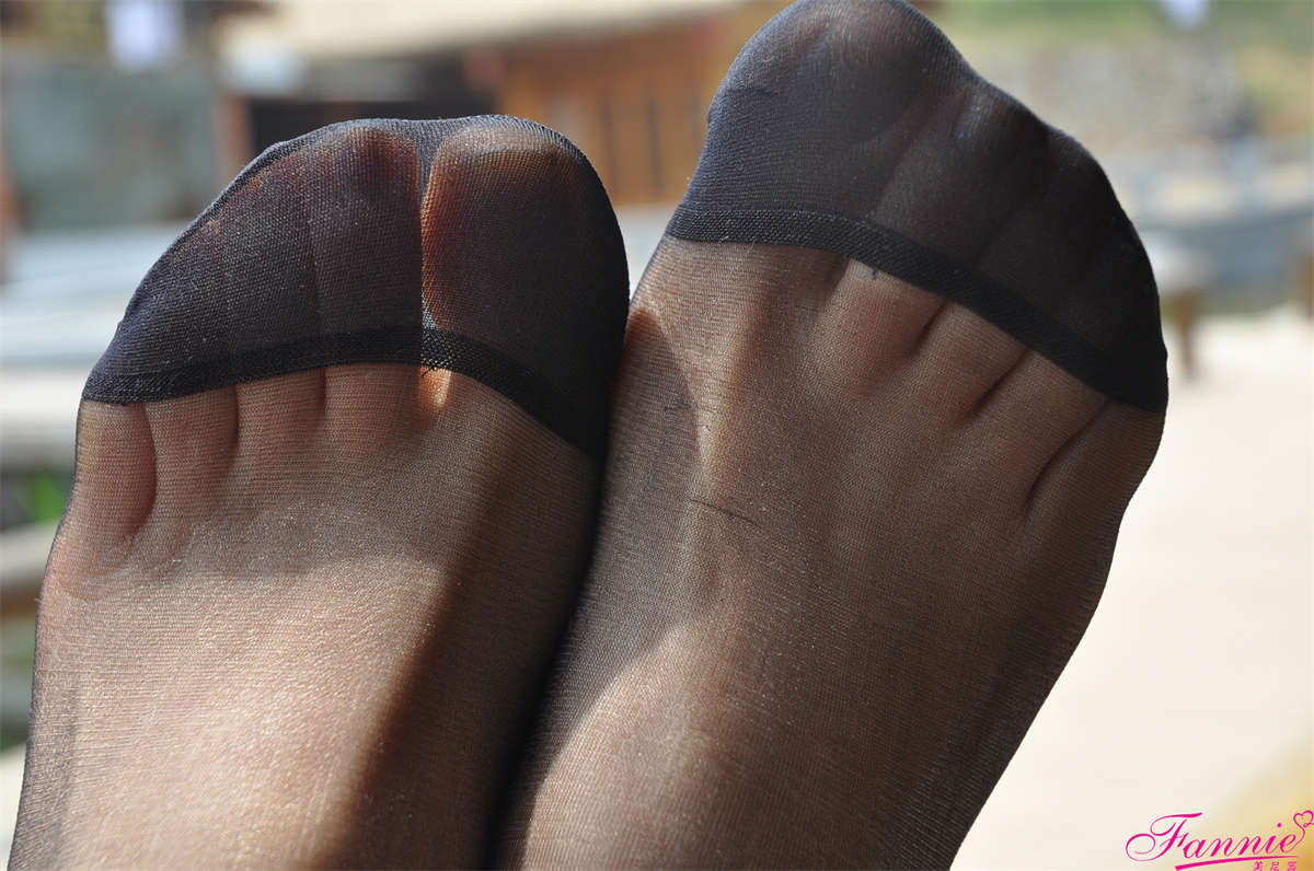 图片[2]-Fannie芬妮美足园NO.600 田园幽居（短黑丝）-日更街拍