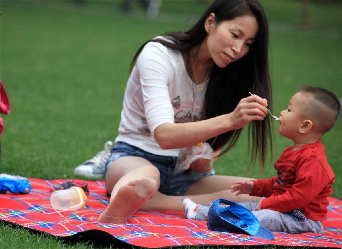 图片[2]-踏青公园街拍系列No.122 细长双腿配上长丝，就成为一道风景了-日更街拍