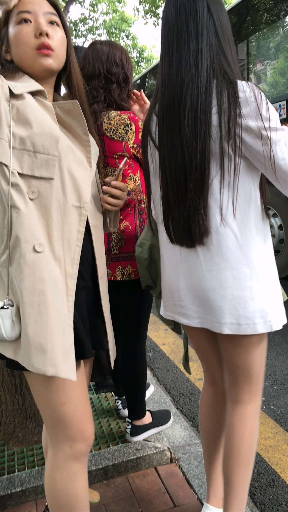 站台等车的两个长发美女-日更街拍