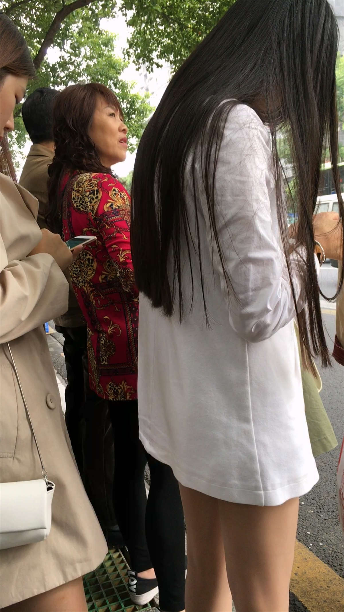 图片[2]-站台等车的两个长发美女-日更街拍