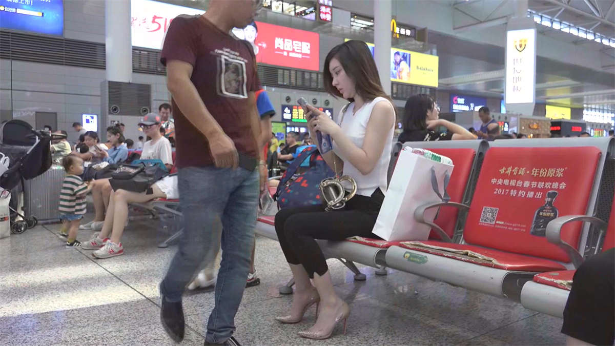 候车室甜美可爱的小姐姐-日更街拍