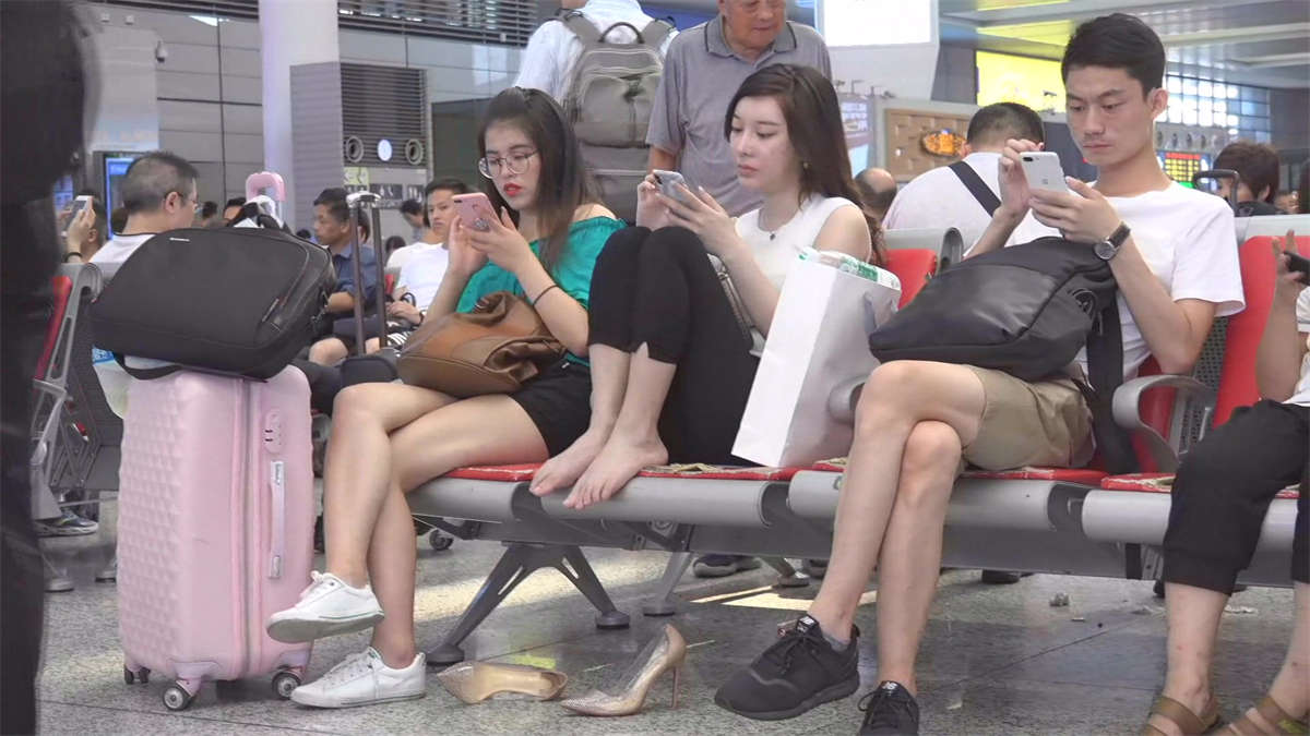 图片[2]-候车室甜美可爱的小姐姐-日更街拍