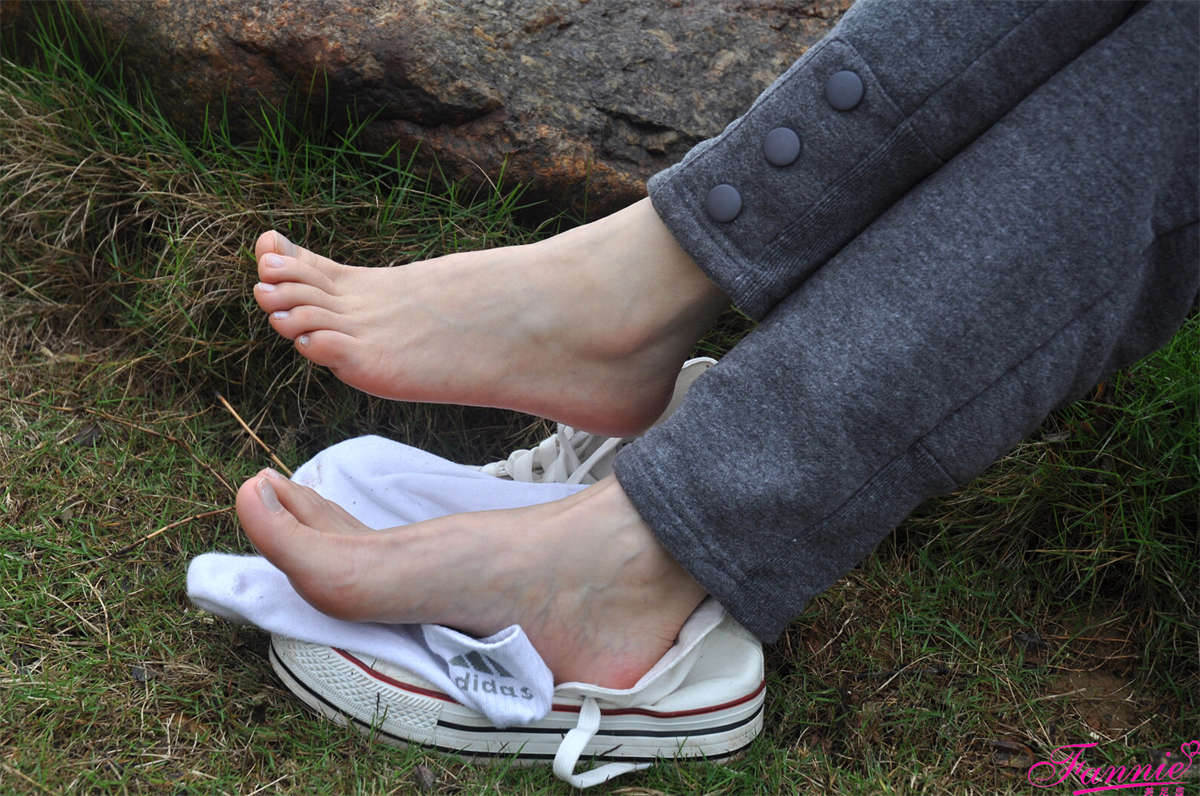 Fannie芬妮美足园NO.601 田园幽居（裸足）-日更街拍