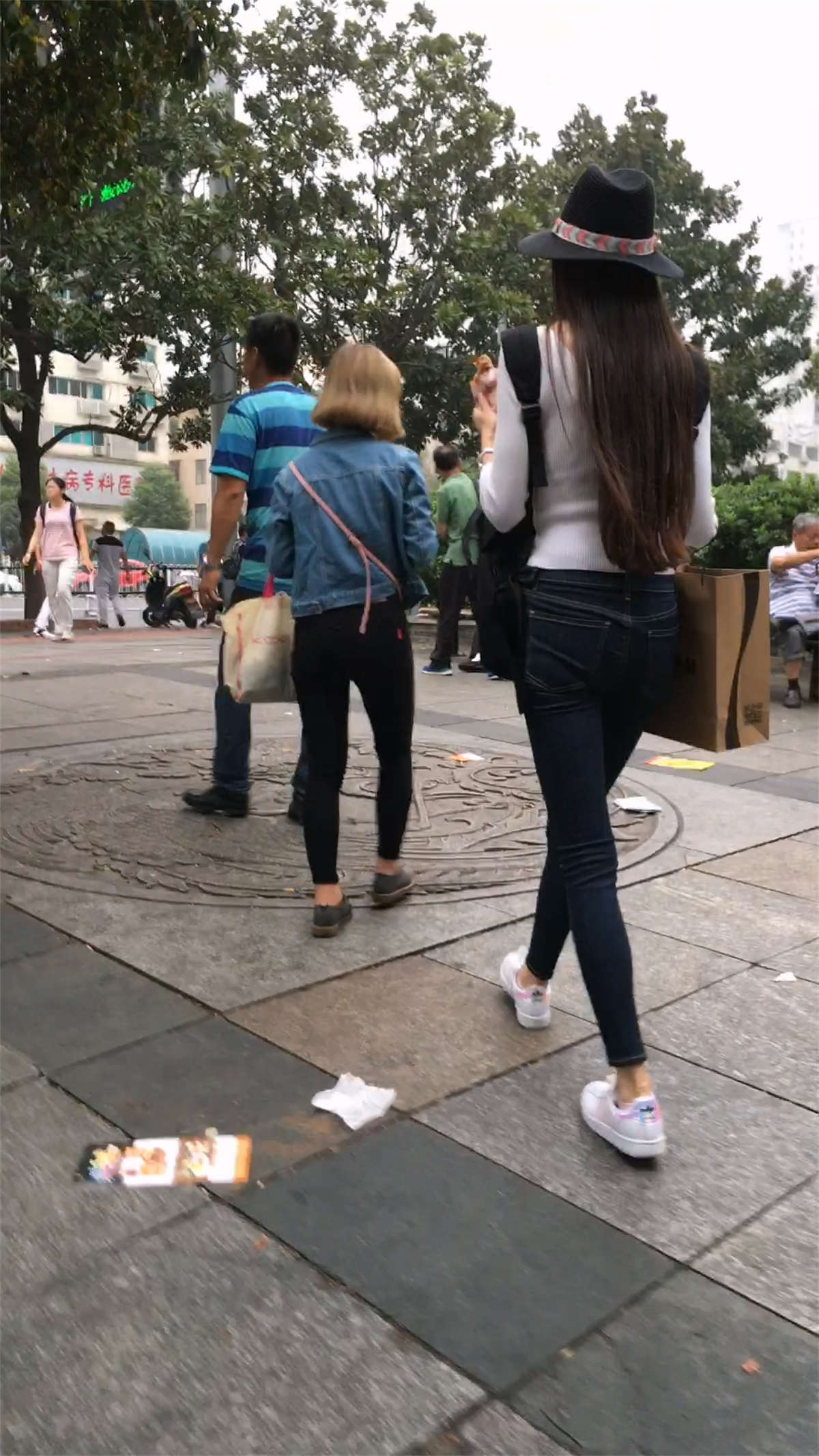 蓝色紧身牛仔裤大长腿模特-日更街拍