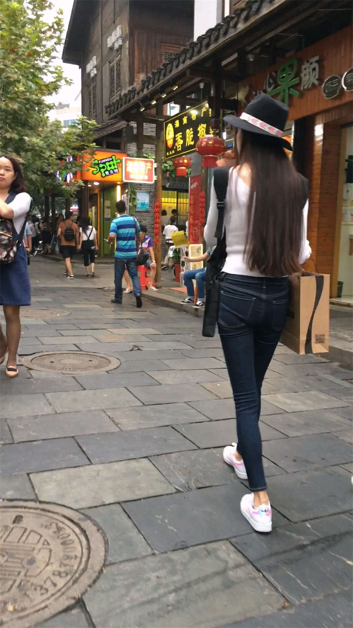 图片[2]-蓝色紧身牛仔裤大长腿模特-日更街拍