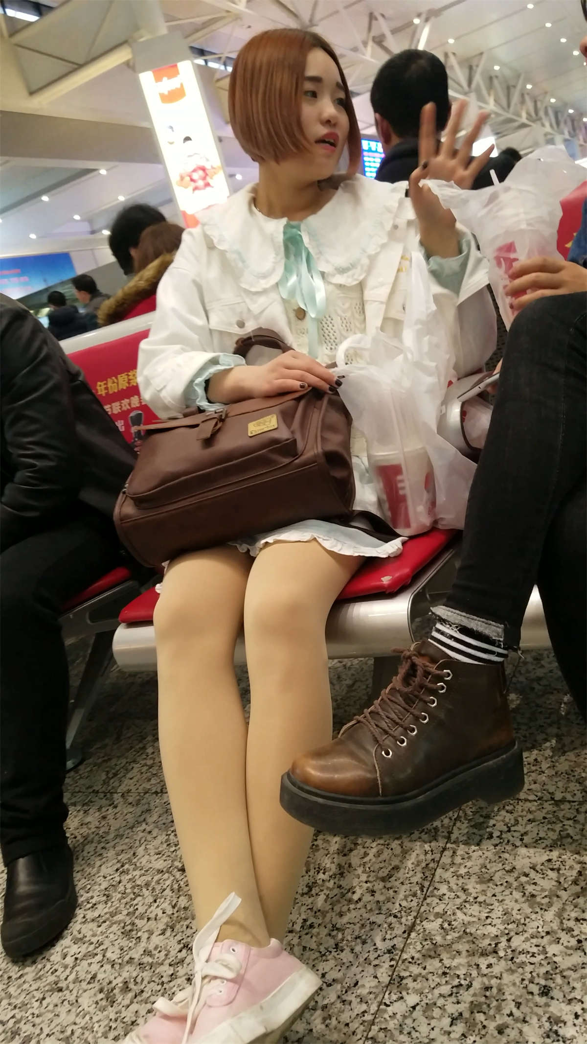 [4K高清视频]高铁站拍摄可爱漂亮连衣裙肉色丝袜短发妹子-日更街拍