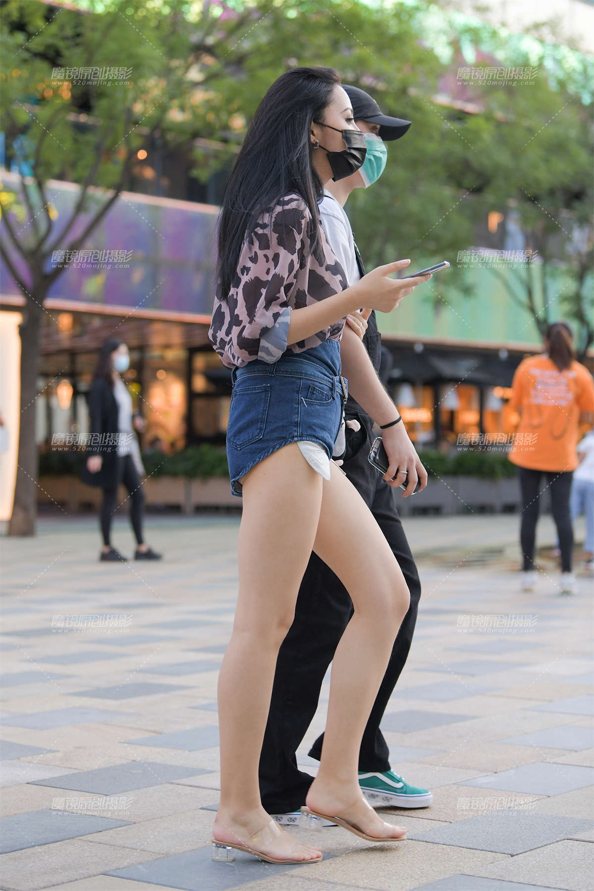 高挑美腿牛仔短裤美女-日更街拍