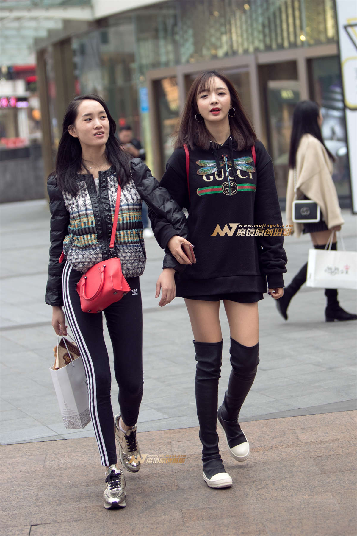 这个季节还能拍到这种美腿美臀。-日更街拍