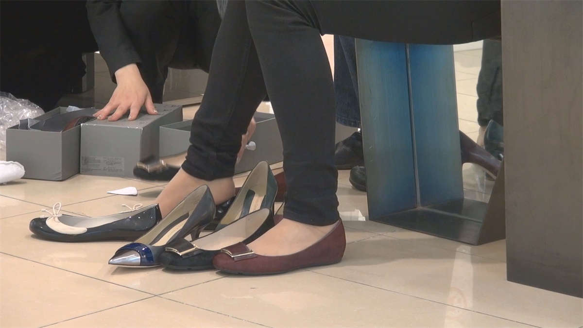 图片[2]-气质迷人的眼镜MM的原配秀美肉丝足-日更街拍