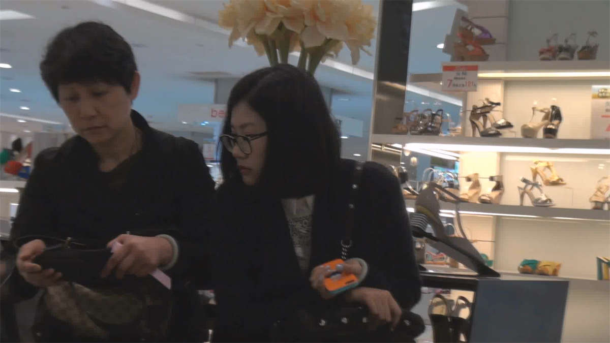 气质迷人的眼镜MM的原配秀美肉丝足-日更街拍