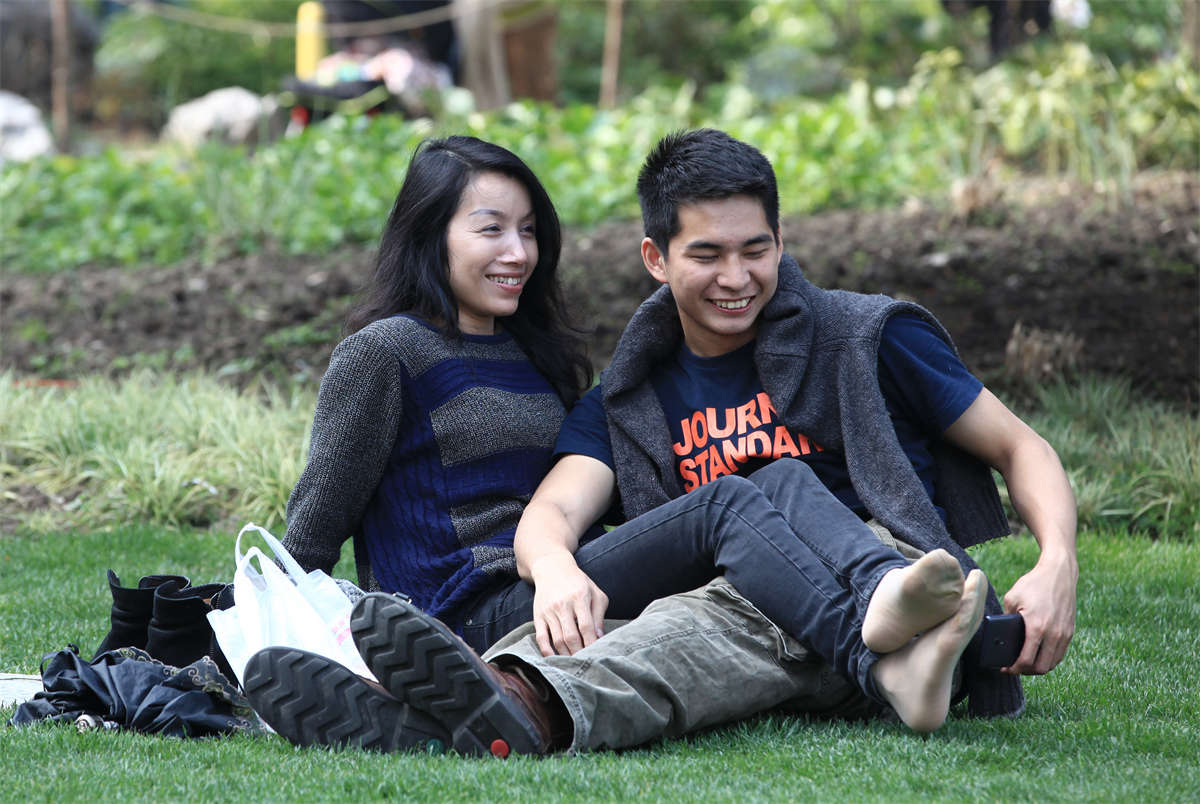 图片[2]-踏青公园街拍系列No.123 心情大好的美貌淑女也会做出丝脚朝天的动作-日更街拍