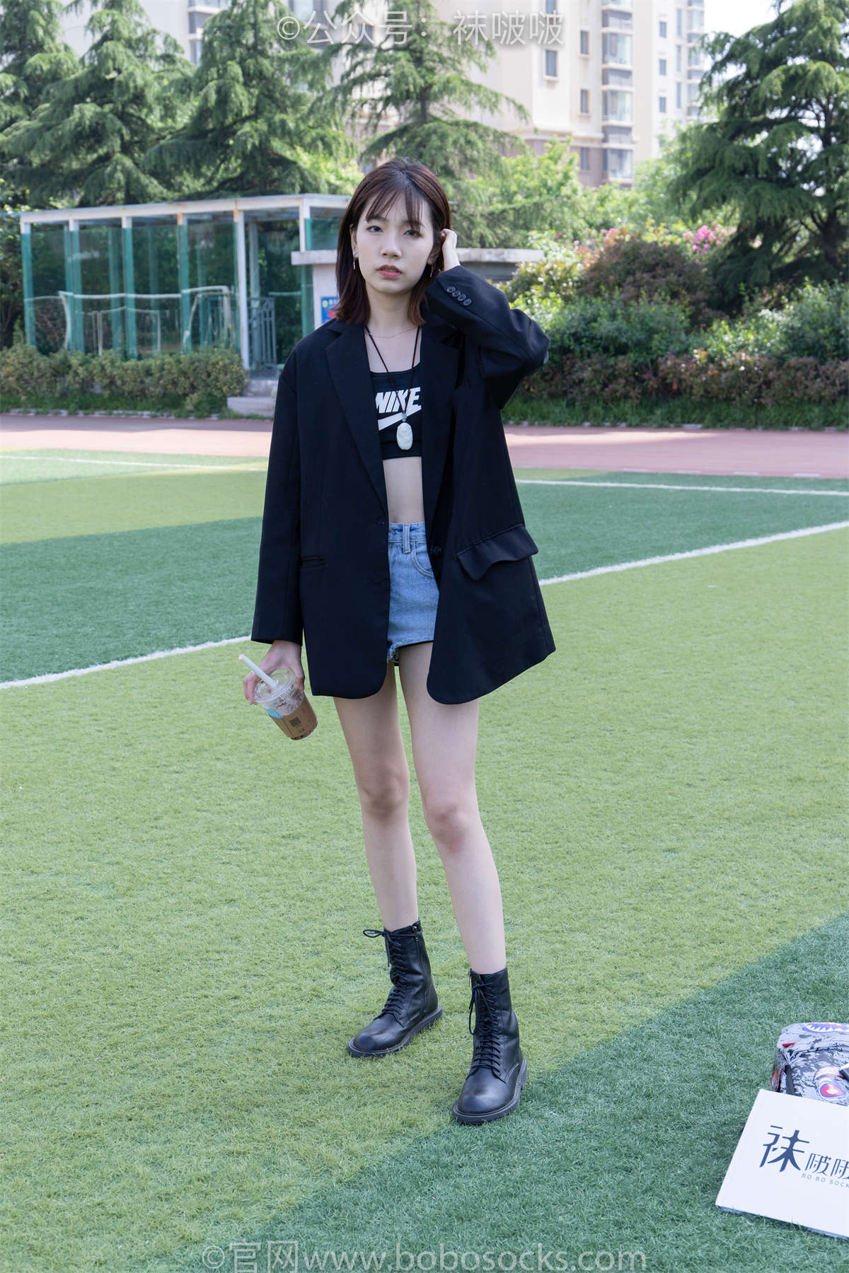 袜啵啵 No.010 小甜豆-马丁靴、白色短棉袜、裸足常规版-日更街拍