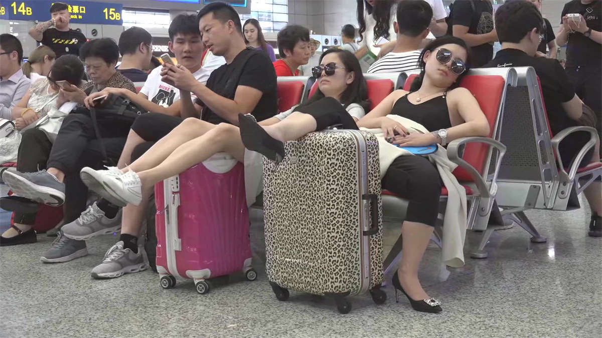 图片[2]-候车室的两位美女太累了 睡了一会-日更街拍