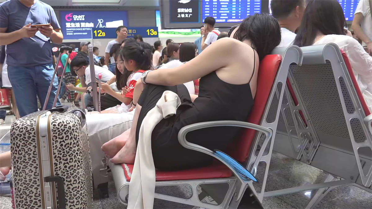 候车室的两位美女太累了 睡了一会-日更街拍