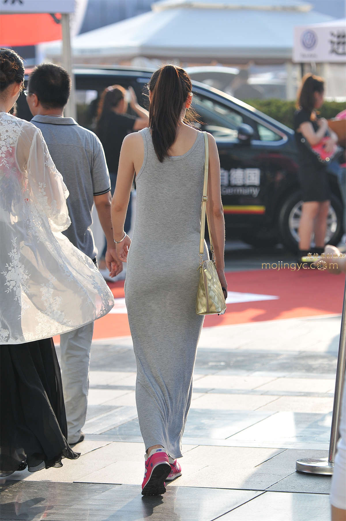 图片[2]-逆光下的美妙臀型-日更街拍