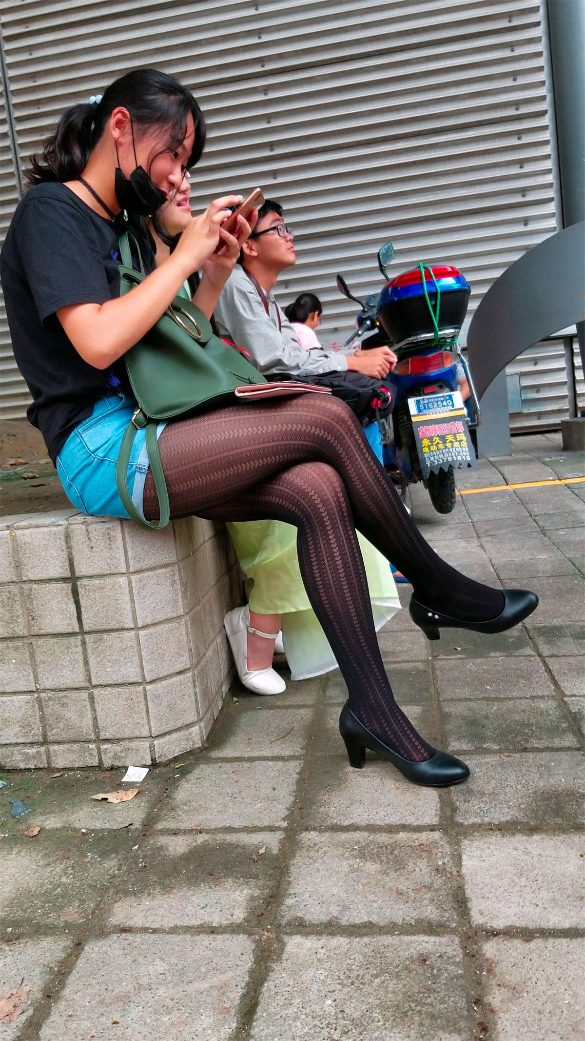 图片[2]-路边休息的黑丝美女-日更街拍