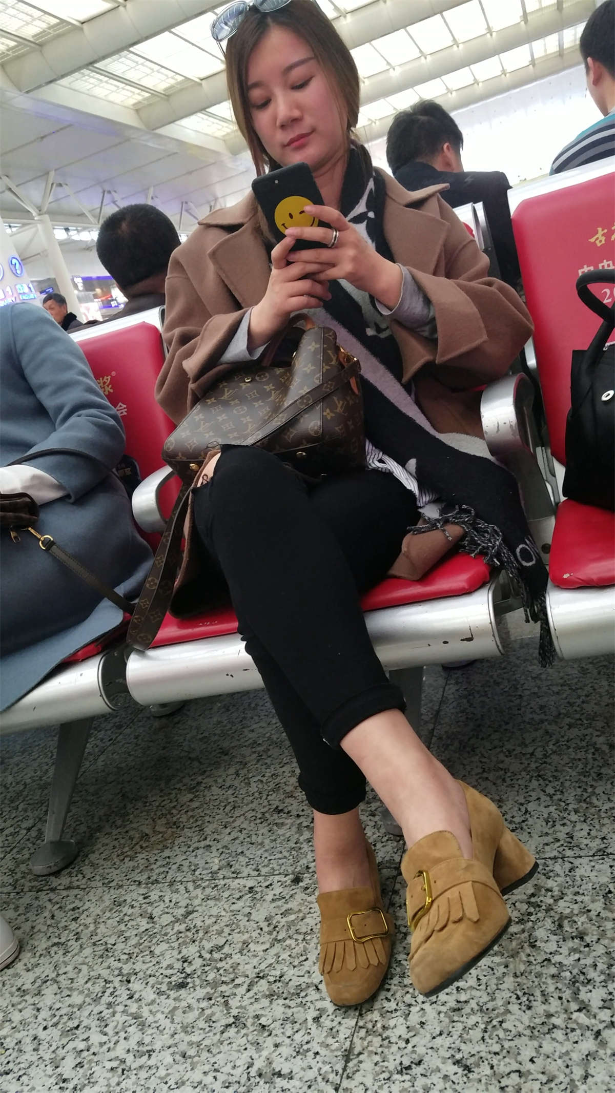 [4K高清视频]高铁站候车的两个黑色紧裤漂亮美女-日更街拍