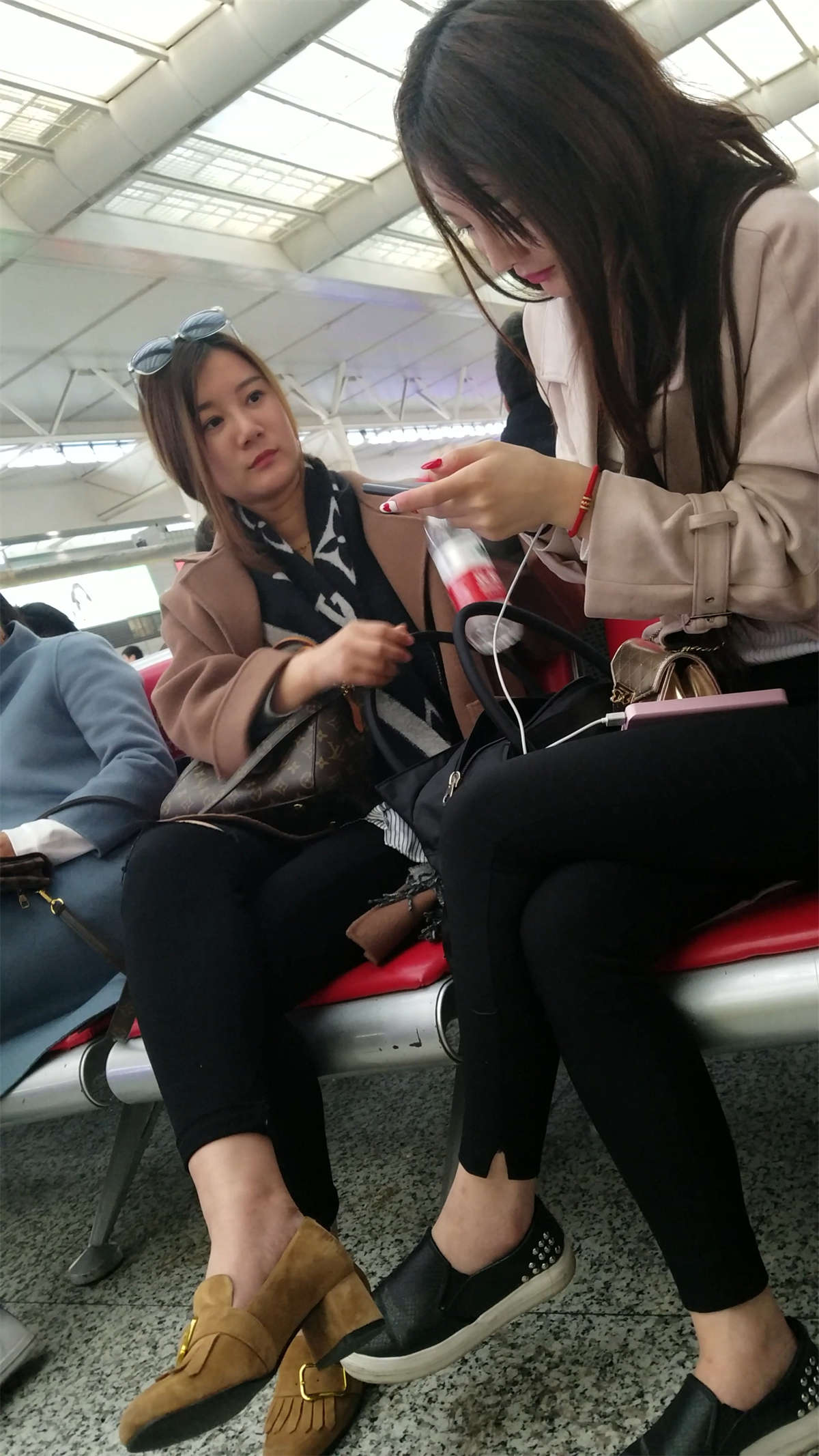 图片[2]-[4K高清视频]高铁站候车的两个黑色紧裤漂亮美女-日更街拍