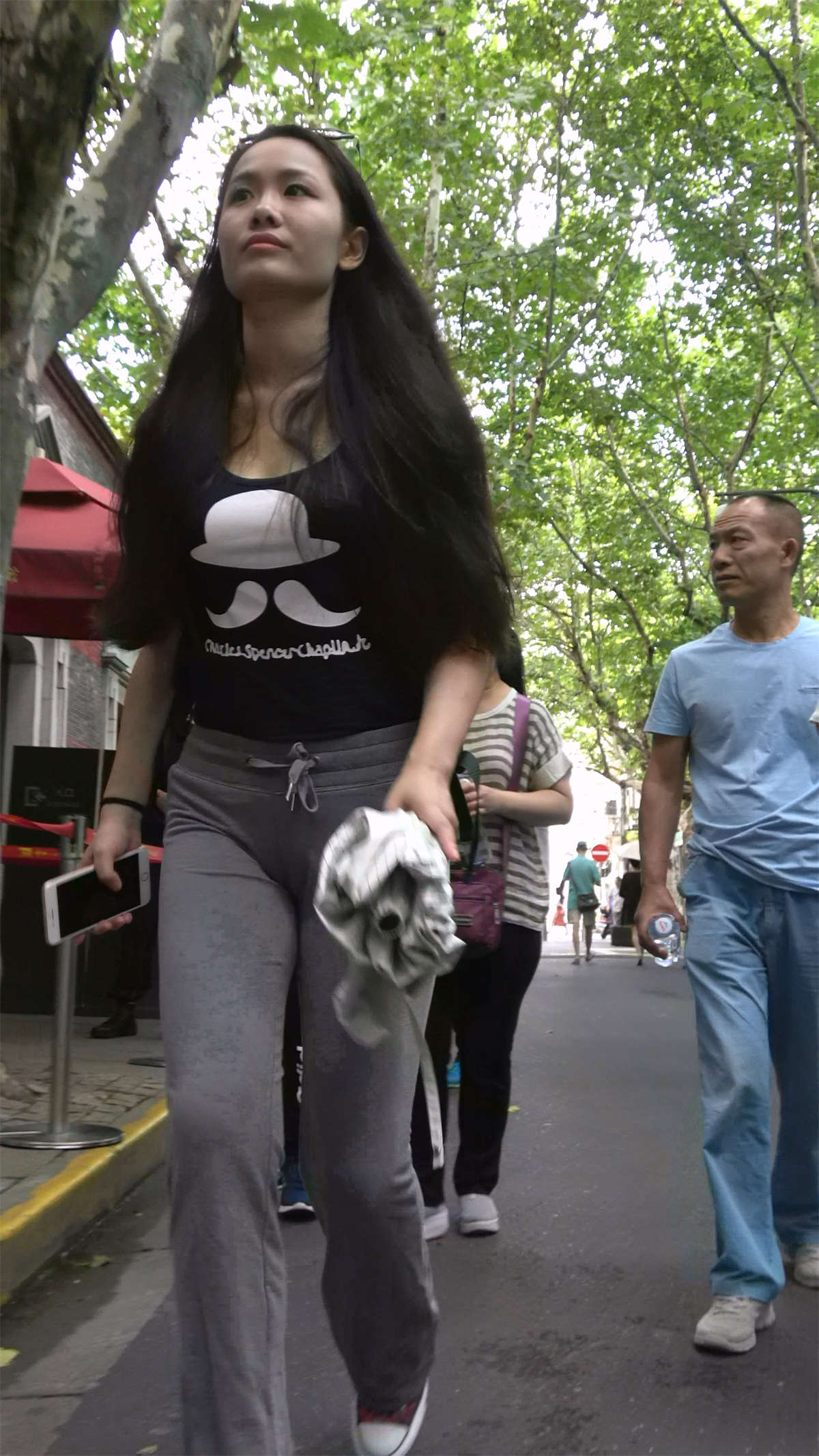 弹力裤紧身美三角美女-日更街拍