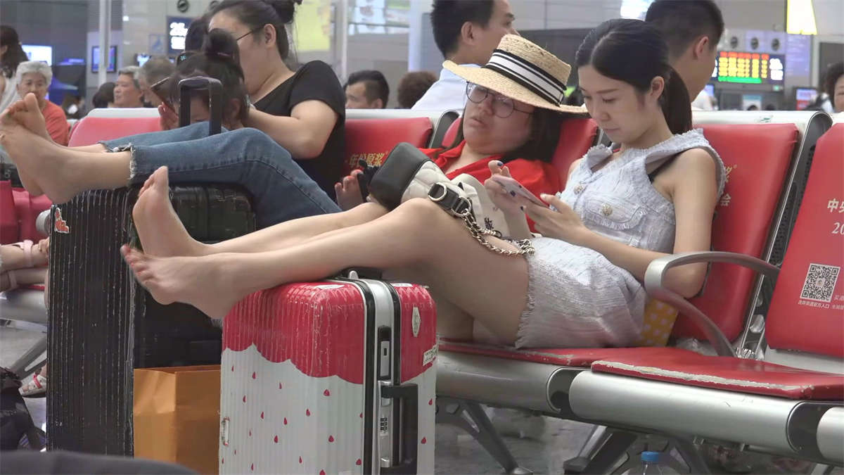 候车室里的极品裸足美女美脚放在箱子上抖动-日更街拍