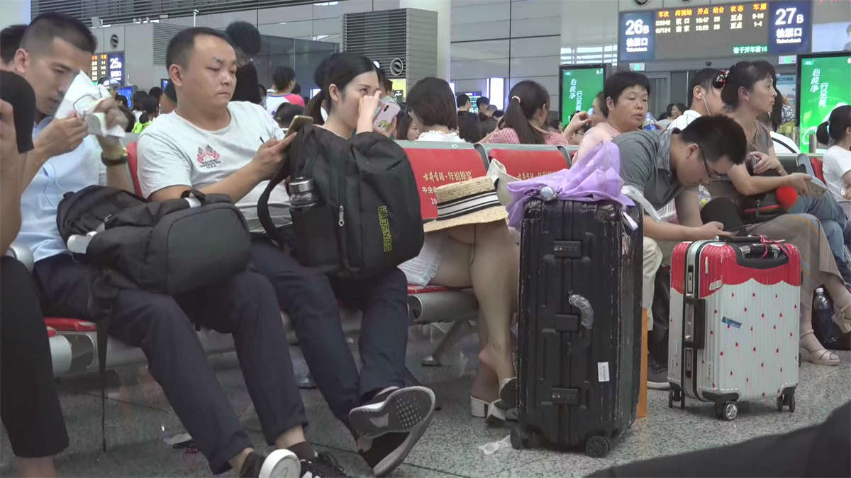 图片[2]-候车室里的极品裸足美女美脚放在箱子上抖动-日更街拍